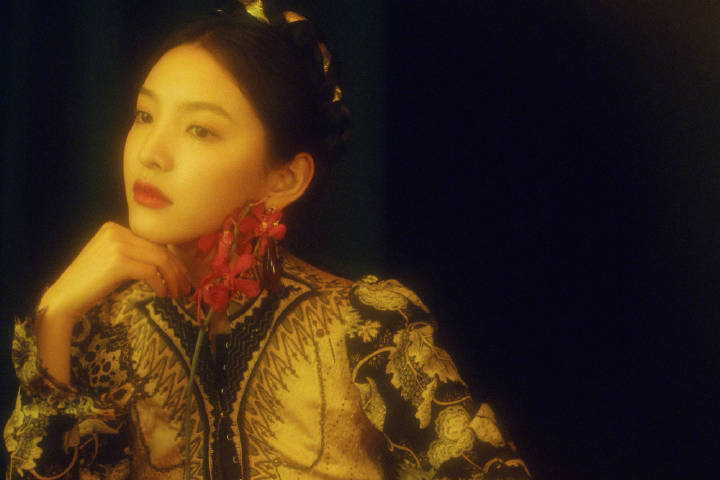 章若楠 2019凤凰网时尚之选造型图集，身着黑色巴洛克连衣裙，金色丝带盘发，变身油画少女，漂亮的文艺画风~ 