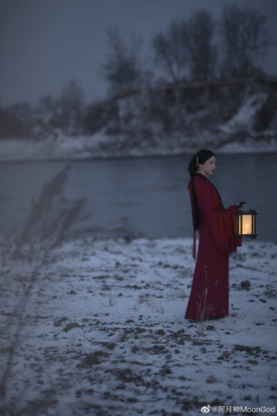 《风雪夜归人》
姑娘可是在等一个夜归人，
风雪太大怕他找不到归家的路。
我…回来了。
摄影 | @阿月神MoonGod
出镜 | @莺桃大姐姐
汉服 | @汀兰颂汉服工作室
#唐山约拍##天津约拍##北京约拍# ​​​