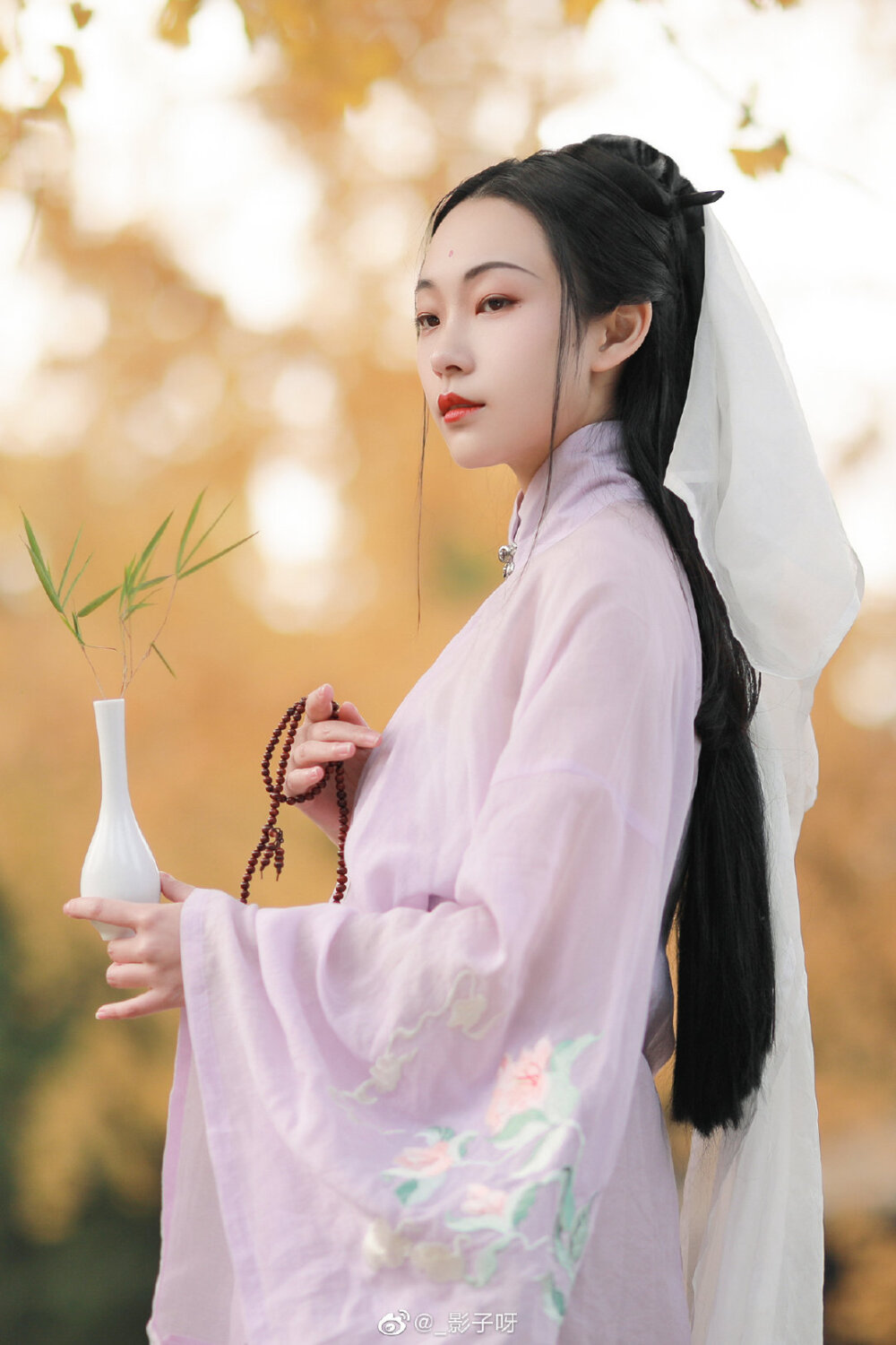 好一似，无瑕白玉遭泥陷，又何须，王孙公子叹无缘？
出镜|@nana有只喵
摄影 @_影子呀
#成都约拍##重庆约拍# ​​​