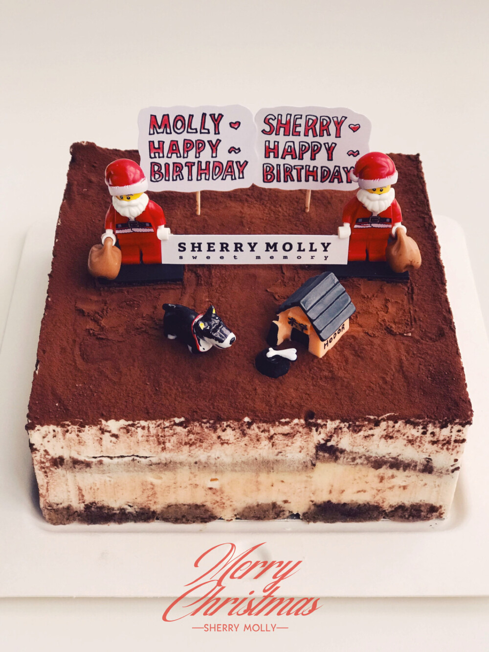 #SHERRY Mollyの生日cake#—『提拉米苏』
又是每年最忙和最快乐的一天啦～
忙完所有客人的订单之后才轮到我们自己呢
今年好巧呀 刚好做了一整个的提拉米苏
把我们这个小家装饰到cake上 真好看
