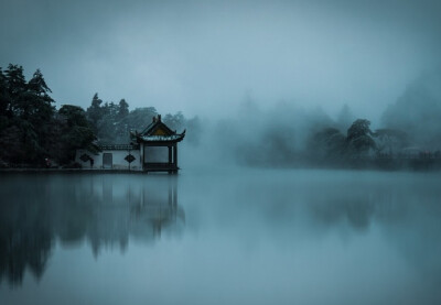 门向平湖静处开，雨馀山色入帘来 