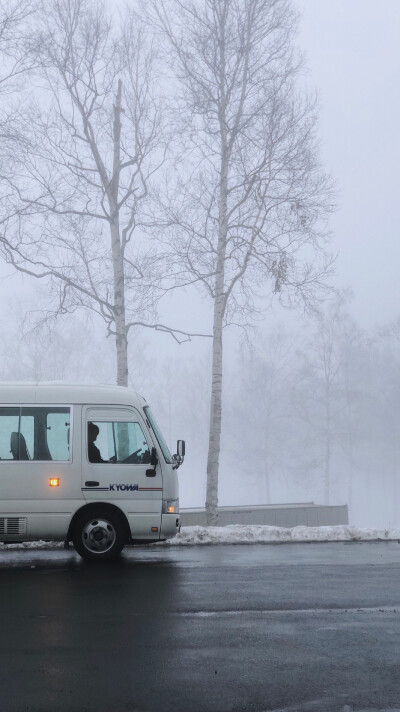 “希望这个冬天有人陪你一起踩雪吃火锅。” ​ ​​​