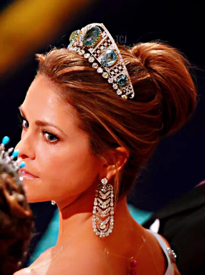 瑞典公主玛德琳，又借了大姑的海蓝宝王冠，加了钻石底座，一大坨一看就很重的耳环