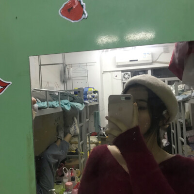 买了件新衣服在宿舍拍了张照片（果然随便扎的头发才是最好看的）