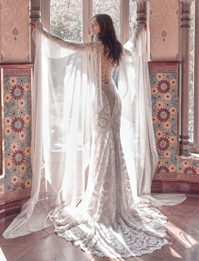 RoseQueen 新品到店 | Galia Lahav
星光璀璨的斗篷主纱“Rayne”拥有高贵神圣的气质，卸下斗篷时又是别致的鱼尾礼服。当精致水晶链条融入迷人的背部线条，法国维多利亚时期的Guipure蕾丝刺绣覆满裙摆，成就着令人无…