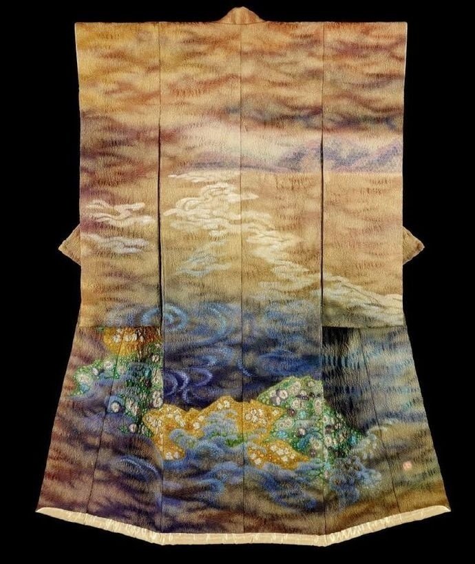 震驚於和服上繁複絕美的圖紋，遠觀和近賞都有不同的感受。沒有贊嘆，只有盡情貪婪地欣賞。久保田一竹20歲時被一件失傳古染色法“辻が花染め”所做的豐臣秀吉的羽織深深打動，從此畢生沈迷於“一竹辻が花”並利用和服創造了一系列的作品。