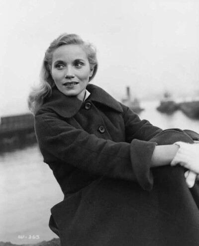 爱娃·玛丽·森特
Eva Marie Saint