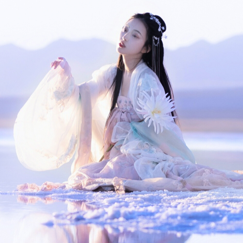 “故事说江湖从来都只有萍水相逢，风花雪月都未曾长久。”
秦软玉の自截
汉服女头/古风头像