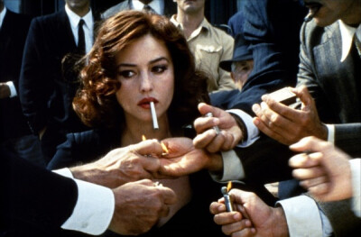 所有人都在给她点烟 却没有人让她戒烟