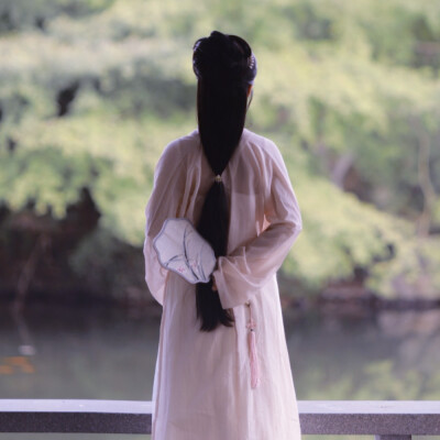 “此去经年，应是良辰好景虚设。便纵有千种风情，更与何人说？ ​​​”
秦软玉の自截
汉服女头/古风头像