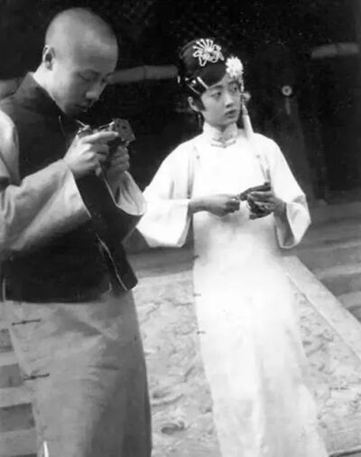 1922年，溥仪和婉容大婚后在宫内