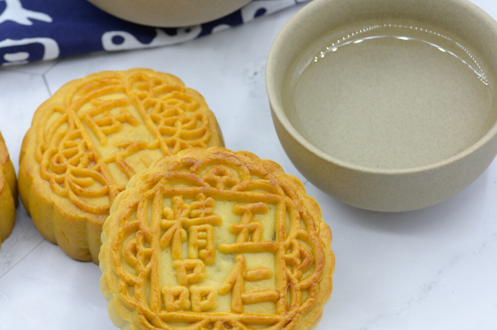 月饼 月团 小饼 丰收饼 团圆饼 甜的 面点 馅料 中式糕点 中式点心 中秋节 中国节日 传统节日 中国传统文化 八月十五 阴历 农历 中国历法 团圆 团聚 一家人 甜蜜 分享 嫦娥奔月 赏月 烤 烘焙 甜点 食物 食品 美食 美味 中国文化 膳食 饮食 点心 秋天 秋季 祝福 中国食品 文字 汉字 圆形 传统样式 大理石背景 蓝底白花布 容器 瓷器 水 线装书 中式书本
