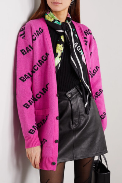 Balenciaga 创意总监 Demna Gvasalia 将品牌浩如烟海的典藏印花融入新品设计之中，这款围巾上便饰有朵朵娇嫩的淡彩色花卉图案。单品诞生于意大利，采用真丝斜纹布制成，正方形的四边均带有醒目的 Logo 字样，辨识度…