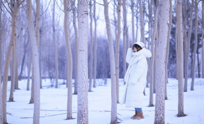 如若可以，我愿，舍弃一路醇香的温软，只在冰天雪地的寒，用记忆的片段去守望着我的江南，直到心的池塘里青莲落满，哪怕是骤然老去，也不忘在我的眉间，为你烙印下想念的朱砂一点。而你，可愿陪我，将这一场深深的爱…