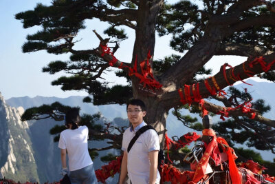 这是在华山，应该是一个峰顶。我拿手机往下面拍，恐高的你一直阻拦我。