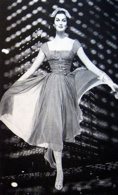 Bazaar，1957十月刊
Richard Avedon拍摄
模特：Carmen Dell'Orefice ​​​