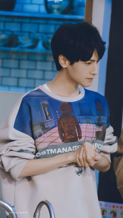 ＃明星壁纸 ＃罗云熙 ＃哥哥
是谁家的老公在做饭啊
是我家的(◦˙▽˙◦)
@罗云熙Leo
图源：微博@甜灯啊