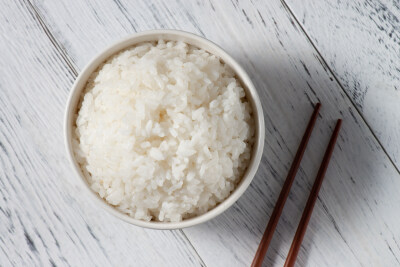 饭 米饭 白米饭 稻米 水稻 脱壳 蒸 米食 主食 中国食物 熟的 传统食品 饮食文化 一碗饭 白色背景 桌面 容器 瓷碗 吃饭 膳食 食物状态 黑色背景 餐具 筷子 中式筷子 夹取
