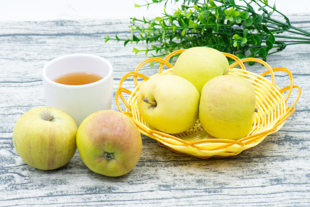 苹果 水果 植物 香气 酸 甜 营养 膳食纤维 食品 食物 美味 成熟的 健康食物 健康 有机食品 收获 秋天 维生素 木纹背景 桌布 容器 编织篮 红色 黄色 粉花 花朵 绿叶 白瓷杯 茶杯 茶 茶水 热饮 饮料 喝 饮品
