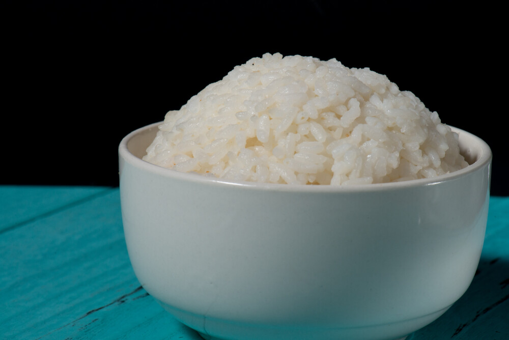 饭 米饭 白米饭 稻米 水稻 脱壳 蒸 米食 主食 中国食物 熟的 传统食品 饮食文化 一碗饭 蓝色背景 桌面 容器 瓷碗 吃饭 膳食 食物状态 黑色背景
