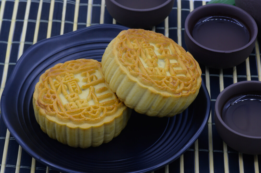 月饼 月团 小饼 丰收饼 团圆饼 甜的 面点 馅料 中式糕点 中式点心 中秋节 中国节日 传统节日 中国传统文化 八月十五 农历 团圆 团聚 赏月 烤 烘焙 甜点 食物 食品 美食 美味 膳食 饮食 点心 中国食品 文字 字 白色背景 黑色桌垫 竹叶 绿色 植物 紫砂容器 茶壶 茶杯 茶水 黑色瓷盘
