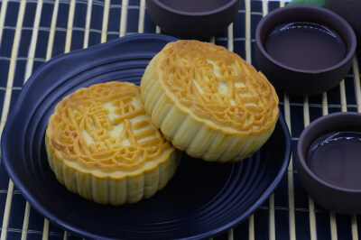 月饼 月团 小饼 丰收饼 团圆饼 甜的 面点 馅料 中式糕点 中式点心 中秋节 中国节日 传统节日 中国传统文化 八月十五 农历 团圆 团聚 赏月 烤 烘焙 甜点 食物 食品 美食 美味 膳食 饮食 点心 中国食品 文字 字 白色背…