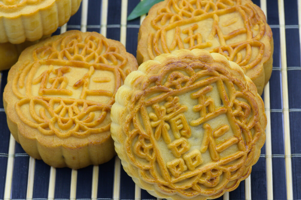 月饼 月团 小饼 丰收饼 团圆饼 甜的 面点 馅料 中式糕点 中式点心 中秋节 中国节日 传统节日 八月十五 农历 团圆 赏月 烤 烘焙 甜点 食物 食品 美食 美味 中国文化 膳食 饮食 点心 中国食品 文字 圆形 方形 托盘 木托盘 白色背景 瓷器 茶壶 茶杯 茶水 黑色桌垫 竹叶 绿色 植物
