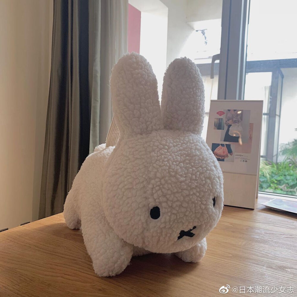 Merry Jenny X miffy 合作款2019秋冬 新作米菲包包 这个大大的米菲兔手拎包可爱哭！粒粒绒摸起来也很软（已经看过实物啦），每年都会有毛绒卡通包包，这次是miffy日本的合作款。（走在路上，就像抓住了兔兔的后脖颈 (｡ì _ í｡)