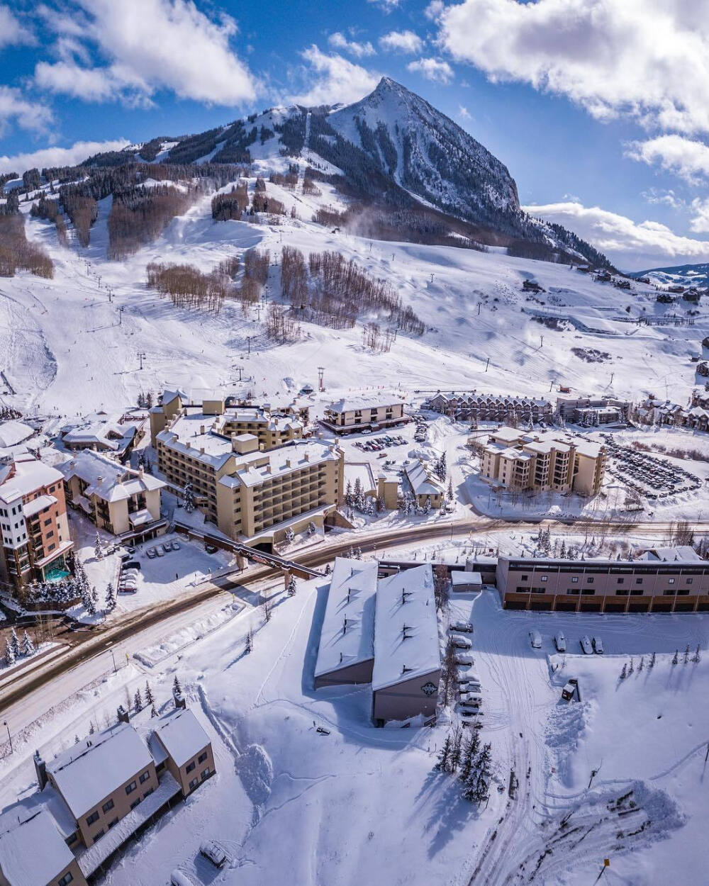 雪山下的民居