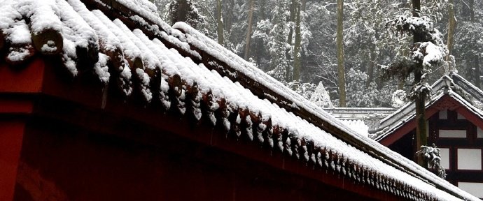 【 今日 · #小雪# 】---“ 小雪是二十四节气中的第20个。《月令七十二候集解》曰：“10月中，雨下而为寒气所薄，故凝而为雪。小者未盛之辞。”我国古代将小雪分为三候：“一候虹藏不见；二候天气上升地气下降；三候闭塞而成冬。”