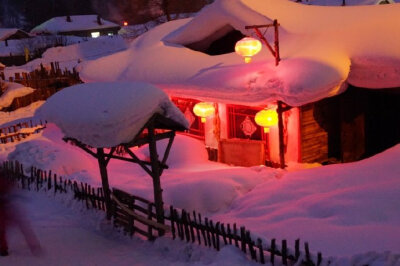 雪屋透窗明，风帘撮夜声。晚安