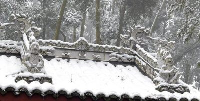 【 今日 · #小雪# 】---“ 小雪是二十四节气中的第20个。《月令七十二候集解》曰：“10月中，雨下而为寒气所薄，故凝而为雪。小者未盛之辞。”我国古代将小雪分为三候：“一候虹藏不见；二候天气上升地气下降；三…