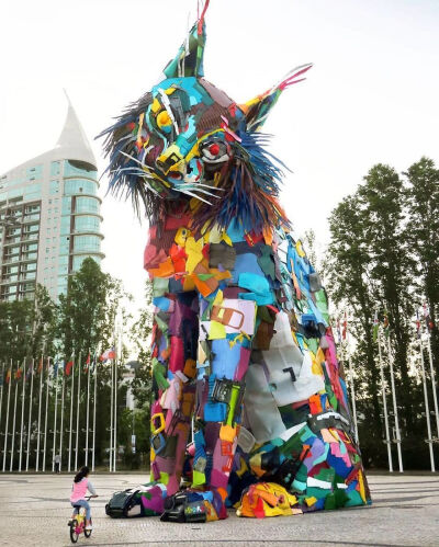 艺术家Artur Bordalo 将捡来的垃圾变成巨大的动物雕塑，希望可以提高人们的环保意识。