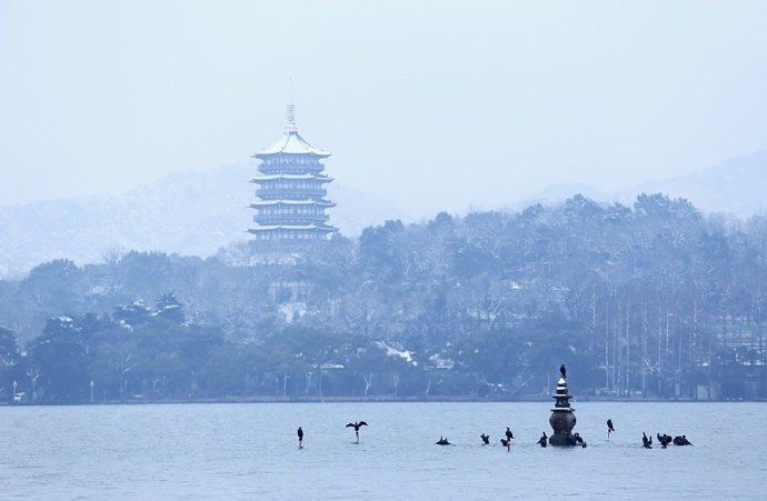 入境少人烟，寒江碧际天。若无州帖至，令尹即神仙。