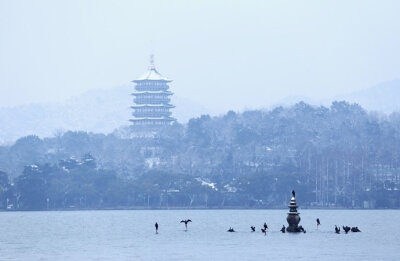 入境少人烟，寒江碧际天。若无州帖至，令尹即神仙。