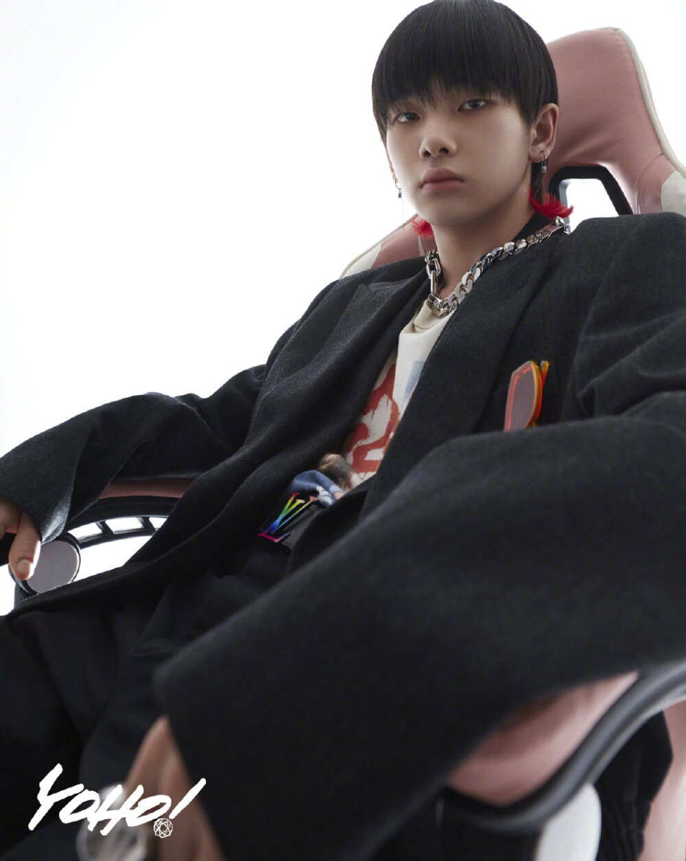 周震南 ｜《YOHO!潮流志》十一月刊封面人物新鲜尝试红色发尾，创意视觉画风