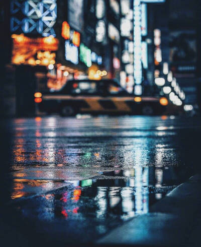 霓虹雨夜