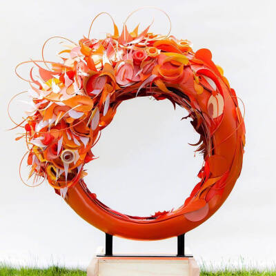 由塑料垃圾制作的不可思议的华美雕塑作品
美国艺术家 Aurora Robson ​