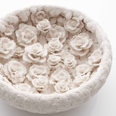 精雕作品 丨 雕塑师 Hitomi Hosono
Hitomi Hosono的雕塑装饰容器令人惊叹，她将精美的瓷器花朵和叶子层层叠叠成在精致雕刻的瓷器上。手工精细的碗和花瓶簇拥着许多精美的花朵、蕨类植物和树枝，具有十分逼真的美感。