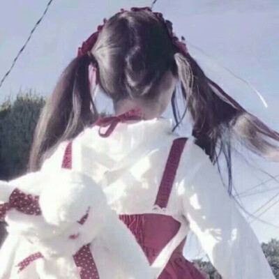 我开始试着穿不同风格的衣服，喝不同口味的饮料，放弃当初最爱的零食一不再坚持当初的理想，也不再委曲求全，和喜欢的人打交道，和最爱的人撒娇拥抱，你知不知道我变了好多，就是没以前那么可爱了