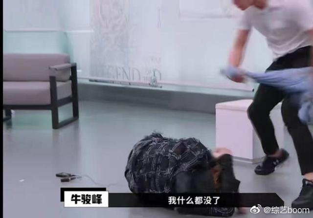 #牛骏峰谈与汪铎即兴表演#牛骏峰不但在现场对失控暴揍汪铎没有表示任何歉意，甚至在第二现场还表示“来真的觉得也蛮好玩的”。也就是说只要是遇上糊咖，牛骏峰为了秀演技就可以随便打吗？