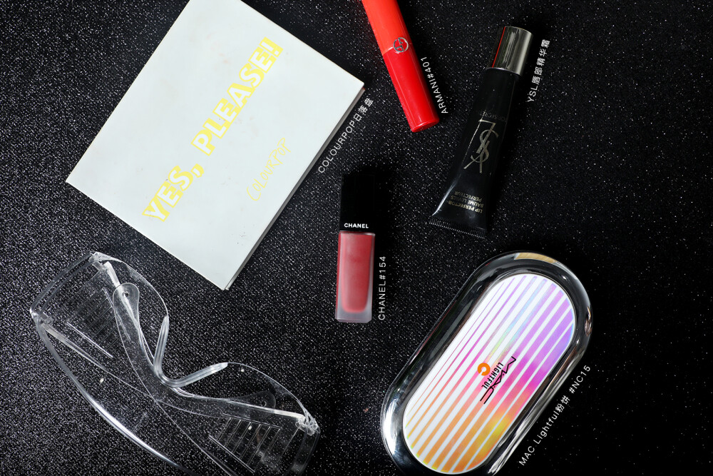 厌世烟熏妆丨Lisa灵感仿妆这次的妆容是仿了辣Lisa出席活动的烟熏妆，又A又美，可盐可甜，我真的是太爱了～ 眼妆：colourpop日落盘。这盘眼影可以说是性价比非常高，而且颜色很实用，画出来的眼妆可以高调有活力，也可以冷酷有气场。它大部分的颜色很明亮，但是也同时设置了大地色块，满足不同眼部情况的妹子~我基本都使用的最后一排的眼影来给眼睛做了个深邃状，再用了第一排的珠光Bling，做了眼头的提亮，上色度非常好，但会有一些些的飞粉，不过它的颜色实在太美太实用了，完全可以让我忽略掉这一点点的缺点，非常推荐~ 唇妆：我用了两支口红来叠涂，暗沉的姨妈红压上鲜橘红，很有张力，打底时我还上了唇膏，因