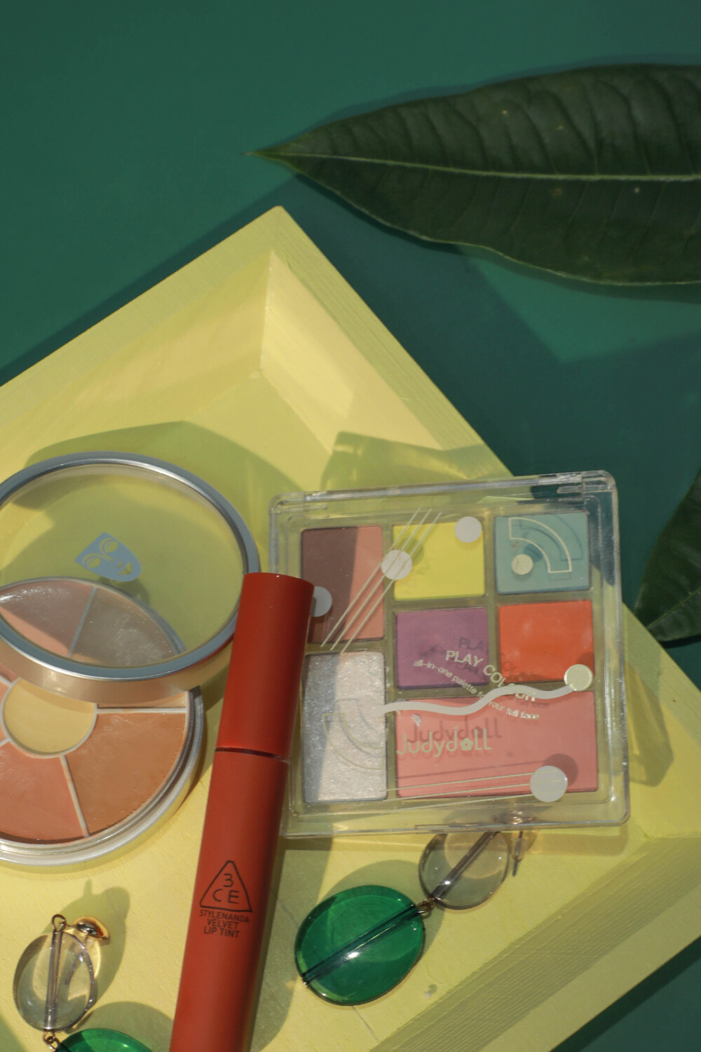 自由与热情•跟我去森林冒险吧昨天北方下雪了呢，南方虽然很冷却也是很久没有下雪了，看不到雪那就带你去看看初冬热情的森林吧～【3ce-daffodil】这个颜色太好看了，是有点偏橘调的豆沙色，很显嫩，黄皮无压力。质地很丝滑，上嘴软软的，一点也不干，这个价格能买到这么好用的口红特别值！【Judydoll-06】颜色搭配的很舒服，而且粉质很细，上妆很舒服。但是饱和度不高所以显色度会相对低点，但是反复叠加上，也是没问题的～【歌剧魅影-基础色】这盘遮瑕相对来说颜色很多功能齐全，而且对于我来说一点不会干，上妆的感觉会很舒服，可以说用它完全就可以精致的修好脸上所有的瑕疵问题，性价比很高～#2019年的第一