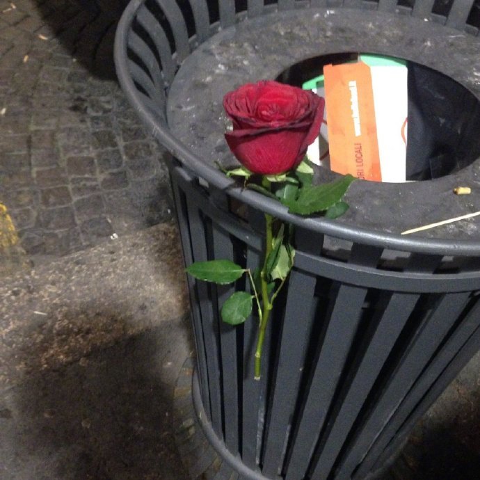 主动跟倒贴，本身并没有什么错，跟性别、态度、能不能被珍惜也没有直接关系。感情是好的，付出也是好的，错就错在你总去期待一个不喜欢你的人来珍惜你。别给自己找什么“他只是慢热。”“可能是我表达的方式有问题。”“他不回我只是没看到。”类似的借口自我安慰了，谁没被爱过啊，一个人喜欢你的时候是什么样子你比谁都清楚，你感受到冷漠和不在乎都是真的。也不用再去他的蛛丝马迹里寻找那些看起来模棱两可的信号了，你感受不到的喜欢，就是不喜欢。感情里最忌讳的就是不懂得及时止损，应该是，他回应了我就大步向前，不珍惜我就全身而退。每一个爱得坦诚又勇敢的人都值得被好好对待。