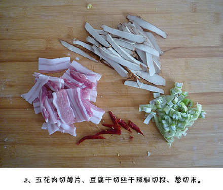 【香干炒白菜】豆腐与白菜搭配炒菜，不但营养丰富，而且口味、口感都不错。