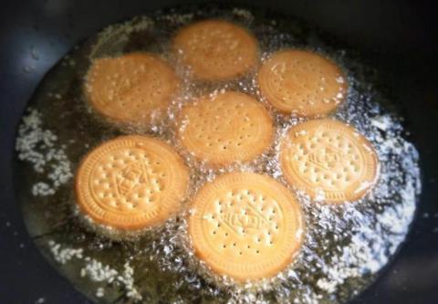 红薯饼红薯和饼干的完美结合，外酥里糯，特别的香甜，可以做早餐，也可以当零食吃~食材：红薯1个、芝麻适量、糯米粉1勺、白糖1勺1.红薯去皮切成薄片2.冷水上锅蒸10几分钟分钟，蒸熟3.蒸好的红薯放入干净的容器里，加入1勺糯米粉，1勺白糖，用勺子压碎捣成泥4.取一片饼干，上面抹上适量的红薯泥抹平5.然后上面再盖上一片饼干挤压一下，用勺子把周围挤出的红薯泥刮平6.一圈粘上芝麻7.油烧热后，放红薯饼入油锅，小火将红薯炸至两金黄8.捞出控油装盘