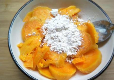 红薯饼红薯和饼干的完美结合，外酥里糯，特别的香甜，可以做早餐，也可以当零食吃~食材：红薯1个、芝麻适量、糯米粉1勺、白糖1勺1.红薯去皮切成薄片2.冷水上锅蒸10几分钟分钟，蒸熟3.蒸好的红薯放入干净的容器里，加入1勺糯米粉，1勺白糖，用勺子压碎捣成泥4.取一片饼干，上面抹上适量的红薯泥抹平5.然后上面再盖上一片饼干挤压一下，用勺子把周围挤出的红薯泥刮平6.一圈粘上芝麻7.油烧热后，放红薯饼入油锅，小火将红薯炸至两金黄8.捞出控油装盘