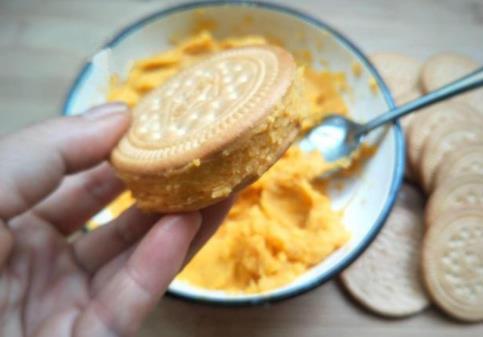 红薯饼红薯和饼干的完美结合，外酥里糯，特别的香甜，可以做早餐，也可以当零食吃~食材：红薯1个、芝麻适量、糯米粉1勺、白糖1勺1.红薯去皮切成薄片2.冷水上锅蒸10几分钟分钟，蒸熟3.蒸好的红薯放入干净的容器里，加入1勺糯米粉，1勺白糖，用勺子压碎捣成泥4.取一片饼干，上面抹上适量的红薯泥抹平5.然后上面再盖上一片饼干挤压一下，用勺子把周围挤出的红薯泥刮平6.一圈粘上芝麻7.油烧热后，放红薯饼入油锅，小火将红薯炸至两金黄8.捞出控油装盘