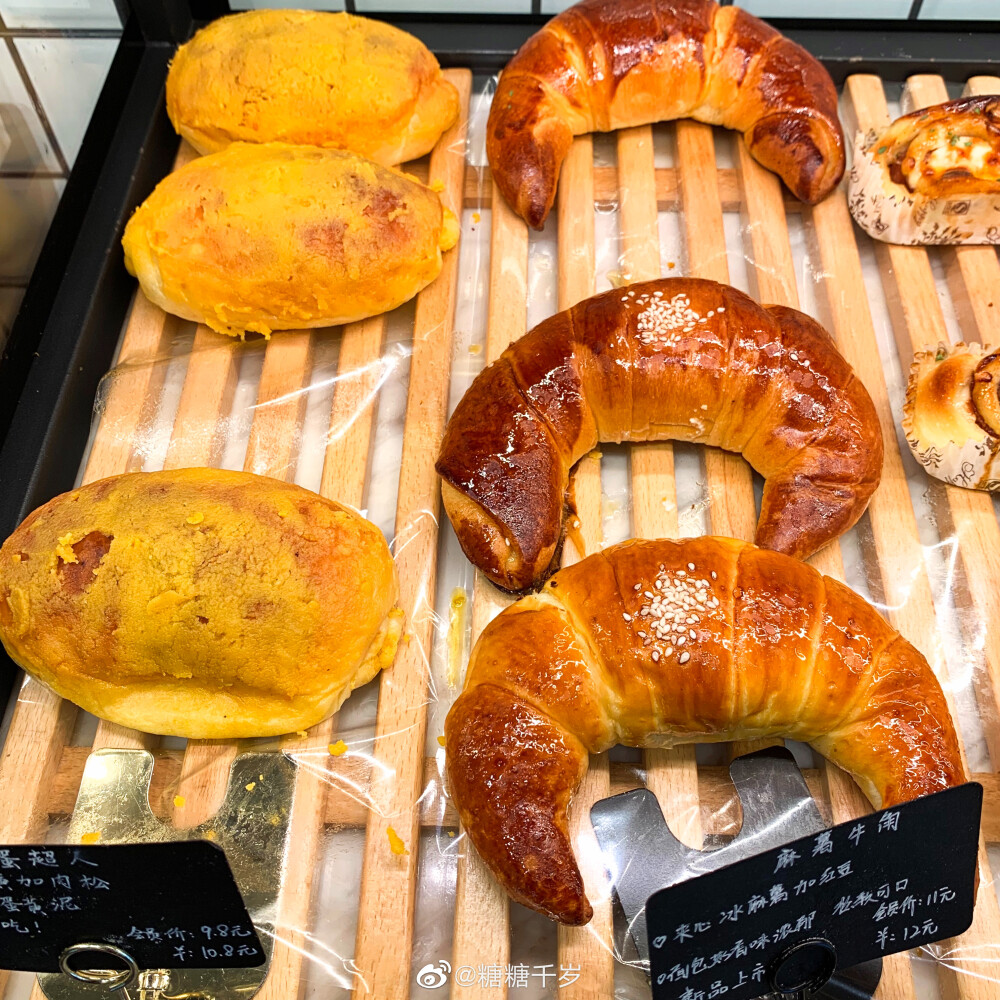 #吃糖一口安利##南京美食# 【U味城堡】南京本土的面包店。“网友们都说U味城堡的蛋挞是南京最好吃的蛋挞” 敢这么说话那肯定是要有点资本的它家面包都不贵，做的小而精致。上次去逛发现出了好些新品，但我没能有胃吃，sad）蛋挞确实是很不错，温热的时候更好吃！皮酥、挞液很厚实不甜腻，有香浓的蛋奶香味！我还很爱芝士球和冰心麻薯！面包姐妹们下次看见可以买个尝尝！在南京有三家店。新街口明瓦廊6号/ 集庆门大街地铁站1号口 /进香河路卫岗16号（丹凤街店）