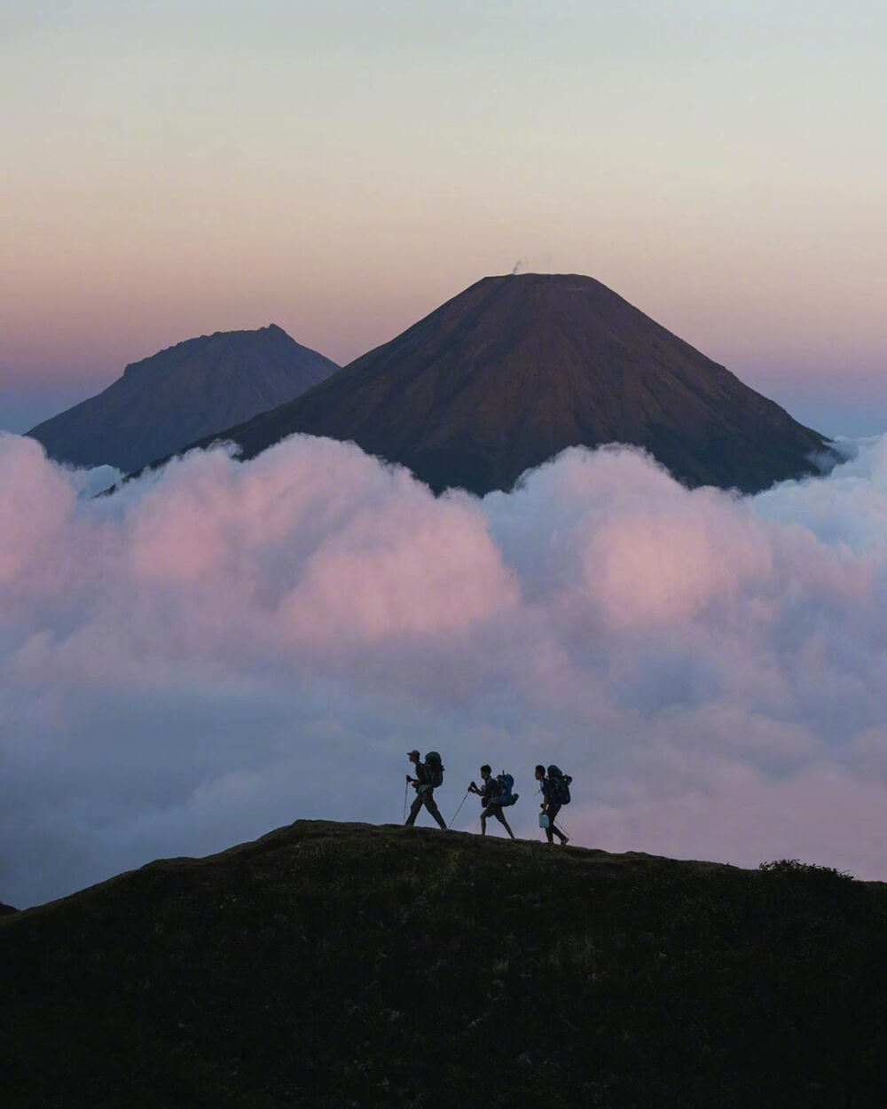 “半山腰总是挤的，你得去山顶看看。”ins：josiahwg